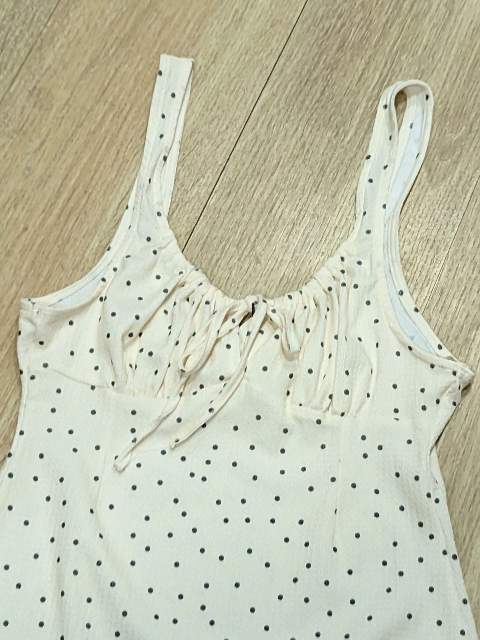 Vestido curto branco com pontos negros e detalhe de laço tamanho M da Pull&Bear – photo 2